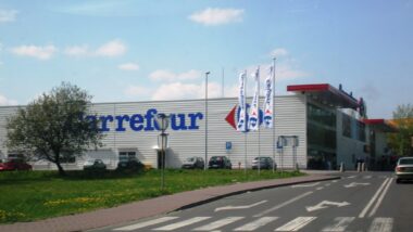 Atacadão, une enseigne discount brésilienne détenue depuis 2007 par Carrefour, ouvre bel et bien son premier magasin en France, en janvier 2024. Ce sera au cœur de l’hypermarché Carrefour O’Parinor, en Seine-Saint-Denis. Le groupe Carrefour confirme l’ouverture de son premier magasin low cost Atacadão en Seine-Saint-Denis, en janvier prochain. Le point de vente se situera précisément à Aulnay-sous-Bois, dans son centre commercial O’Parinor, en grande difficulté depuis plusieurs années. Un modèle entre la vente de gros et la grande distribution Détenue à 100 % par le distributeur français depuis 2007, Atacadão est une enseigne brésilienne qui fonctionne en libre-service de gros (cash and carry). C’est-à-dire qu’elle permet d’acheter en très grande quantité à prix réduits. Elle ouvre ses portes autant aux particuliers qu’aux grossistes. Si le discounter offre un bon prix pour un gros volume d’articles achetés, il propose cependant moins de références alimentaires et non-alimentaires qu’un hypermarché traditionnel. Redonner un deuxième souffle à l’hyper Mais c’est un juste compris, au moment où l’inflation frappe durement en France. C’est le premier magasin de ce type sur le territoire national. Carrefour a investi 10 millions d’euros pour son implantation à Aulnay-sous-Bois. Il explique vouloir redonner un second souffle au supermarché, un format qui n’est plus rentable depuis quelques années. L’ouverture du point de vente Atacadão s’inscrit également dans le cadre du plan stratégique « Carrefour 2026 » qui vise une transformation majeure du groupe tricolore. Suppression d’un poste sur quatre au sein du magasin Cependant, le projet créé de la détresse chez les salariés de l’hypermarché Carrefour d’Aulnay-sous-Bois. En effet, la transformation va s’accompagner d’un plan de départs. Le retailer prévoit de supprimer un poste sur quatre au sein du magasin, détenu par LabelVie. Cette entreprise marocaine a permis l’implantation avec succès d’Atacadão au Maroc. Carrefour espère la même réussite en France. Et ce ne sont pas les craintes des employés qui le stopperont. Il s’agit avant tout de faire du chiffre, alors que le distributeur traverse une mauvaise période financière.