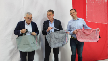 Les Tissages de Charlieu & Auchan Retail France lancent un sac de courses recyclé et recyclable