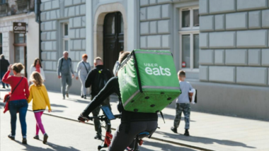 Livraison de courses : les grandes enseignes sollicitent Uber Eats et Deliveroo