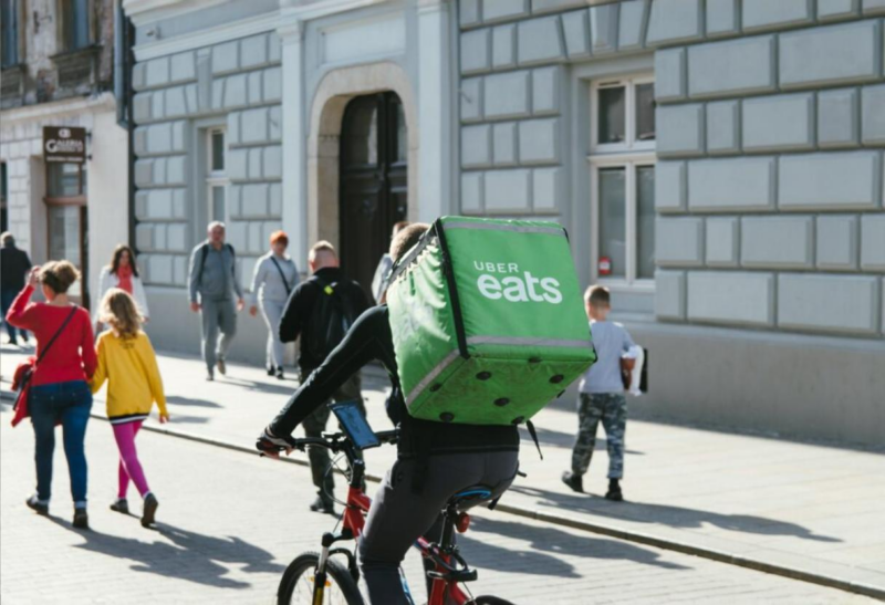 Livraison de courses : les grandes enseignes sollicitent Uber Eats et Deliveroo